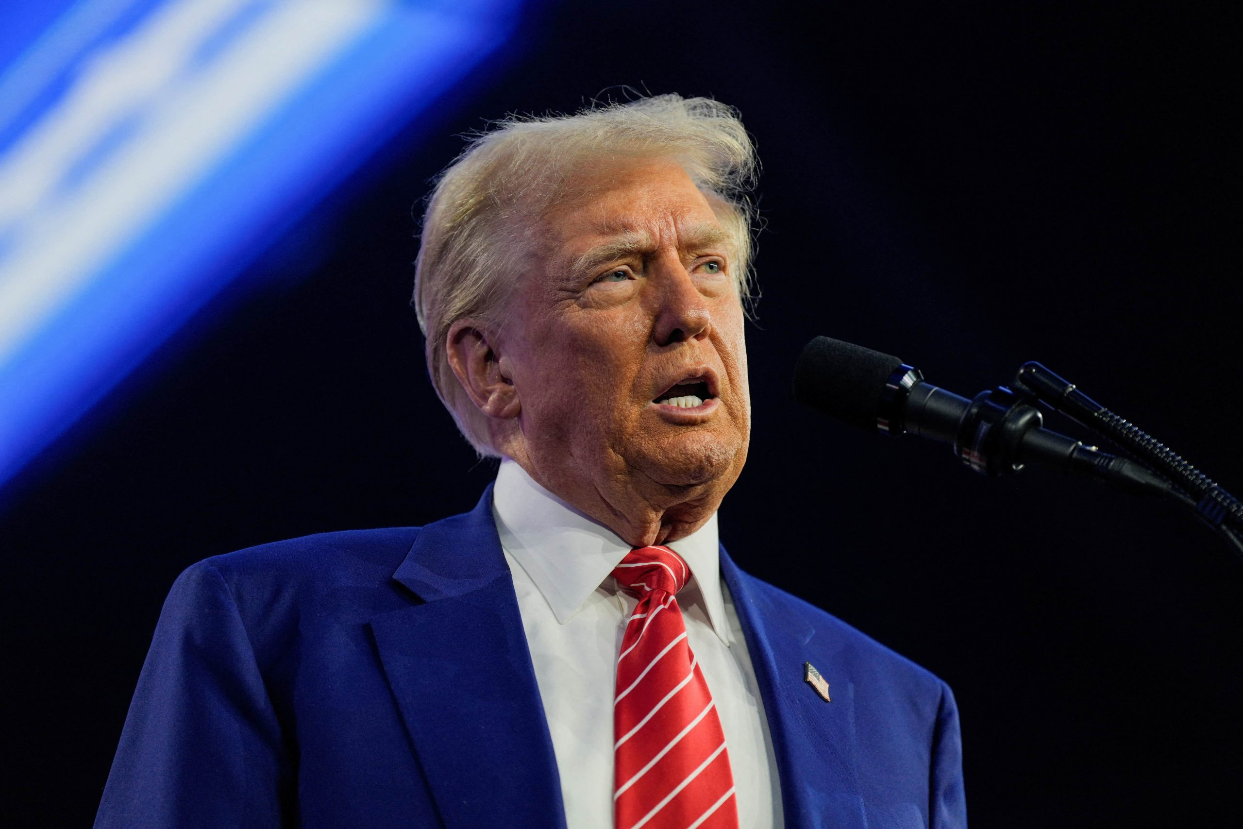presidente dos Estados Unidos, Donald Trump, falando em microfone, sério
