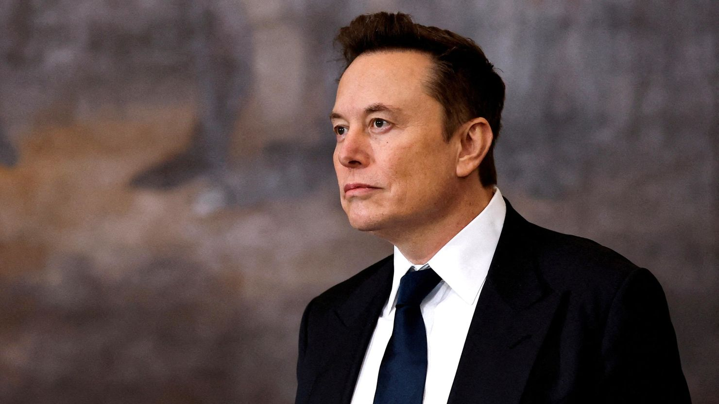 Elon Musk sério, de perfil