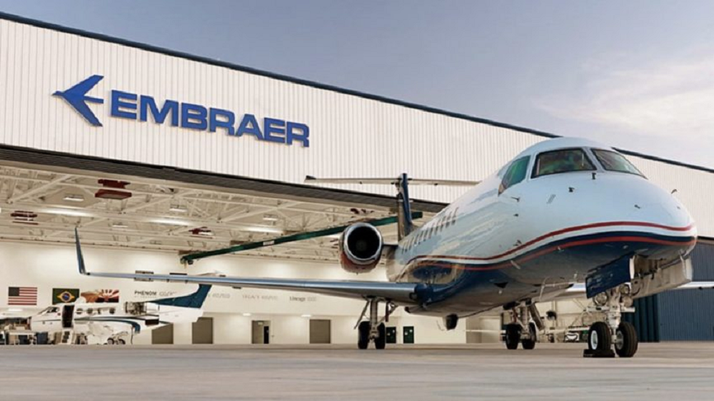 Avião na pista da embraer