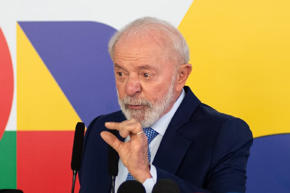 Lula falando e gesticulando sem olhar para a câmera, sério
