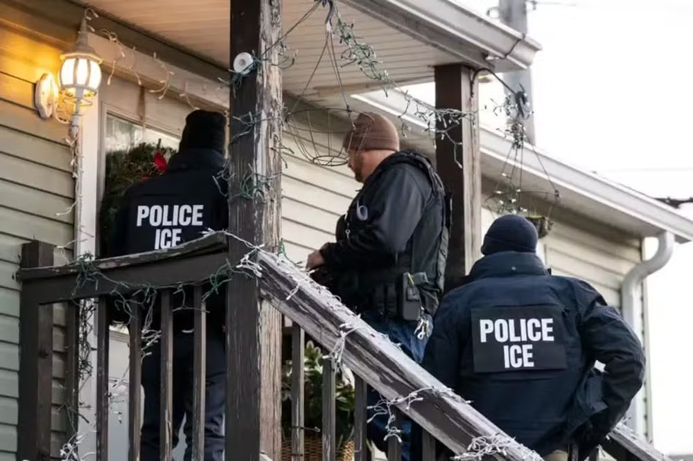 Agentes da Imigração e Alfândega dos EUA (ICE) entrando em casa
