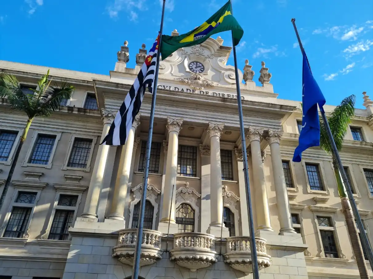 Fachada da Faculdade de Direito da Universidade de São Paulo (USP) em dia ensolarado