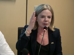 deputada federal Gleisi Hoffmann (PT) de roupa social preta e cabelo solto, séria, falando em microfone e gesticulando