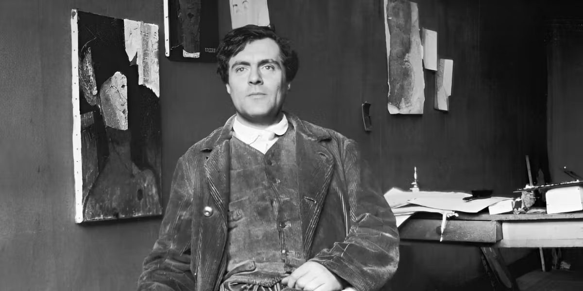 O pintor modernista Amedeo Modigliani em seu estúdio em Paris, sério, em foto em preto e branco