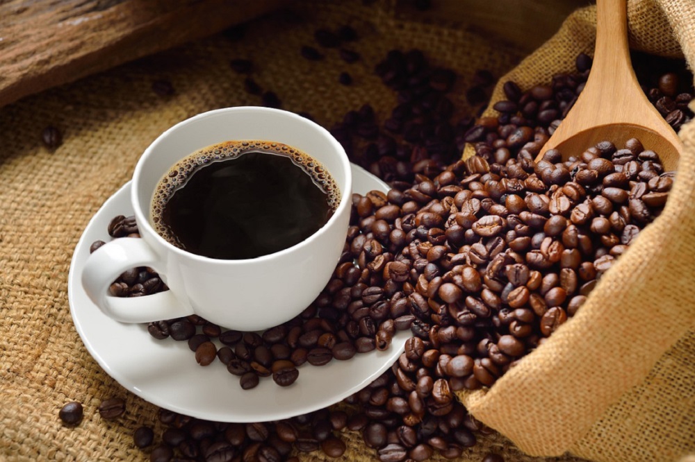 Xícara e grãos de café