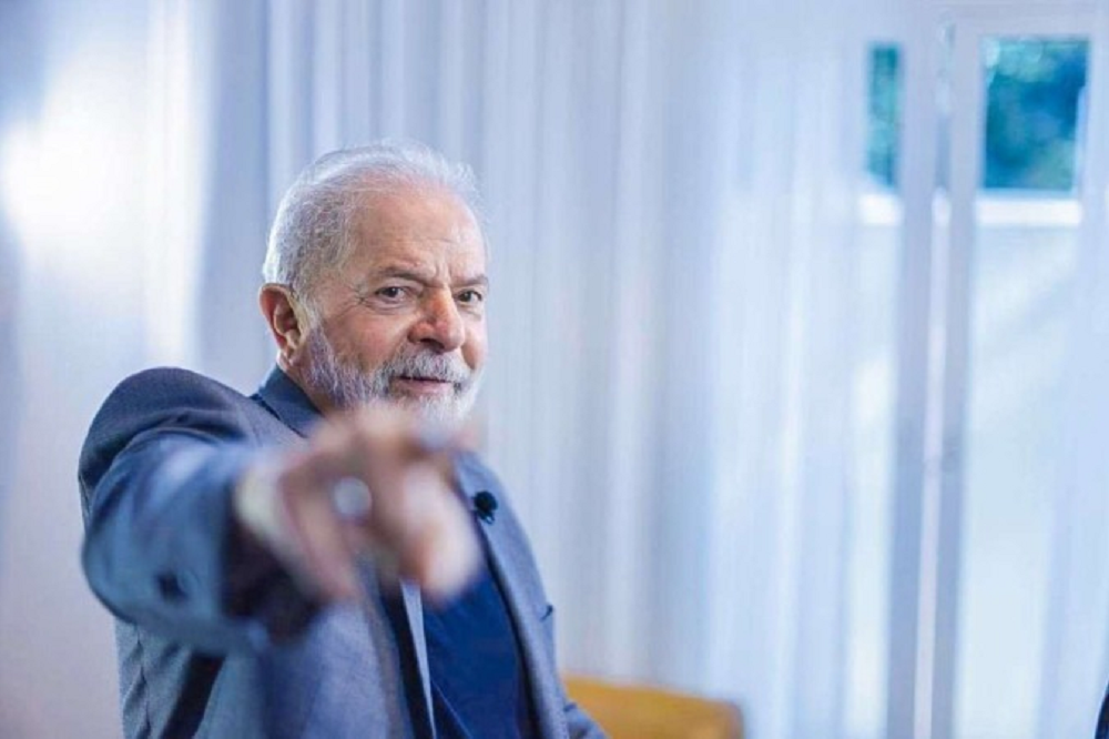 Lula sorrindo e apontando pra câmera