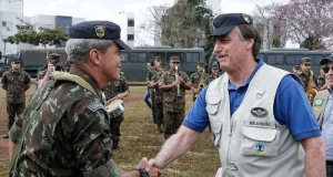 Jair Bolsonaro e Mario Fernandes em aperto de mãos