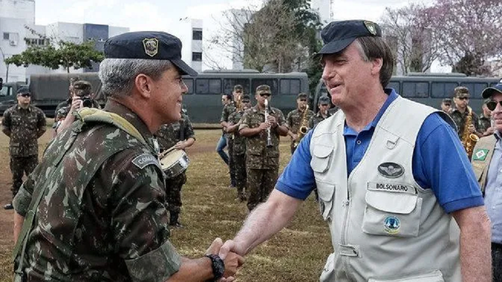 Jair Bolsonaro e Mario Fernandes em aperto de mãos
