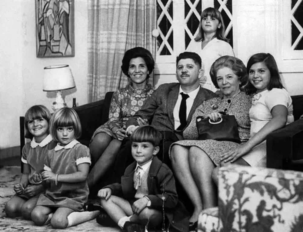 Foto em preto e branco da família de Rubens Paiva