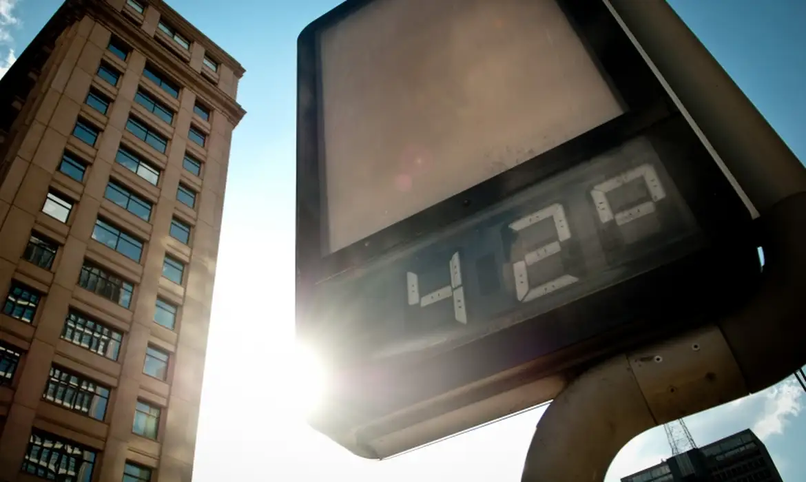 Relógio de rua marcando 42º