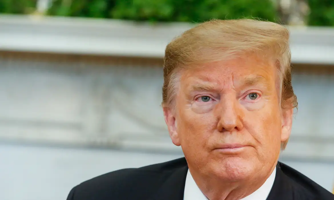 O presidente dos Estados Unidos, Donald Trump, em close, sério