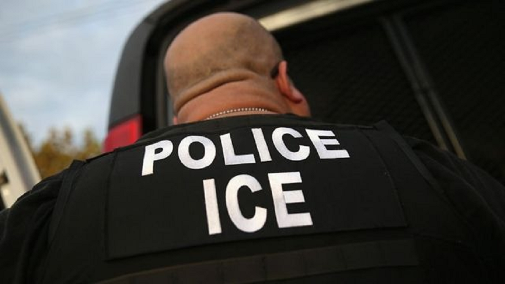 Agente da Imigração e Alfândega dos EUA (ICE) de costas