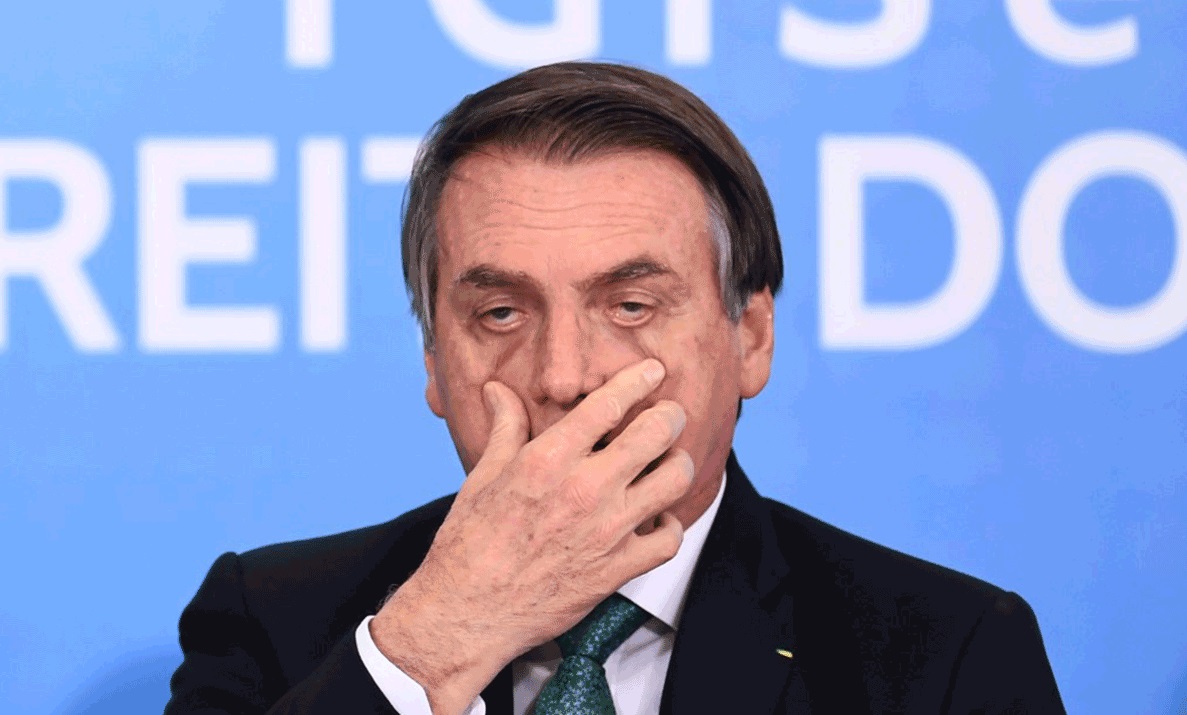 Jair Bolsonaro (PL) puxando a parte de baixo dos olhos com expressão de desânimo