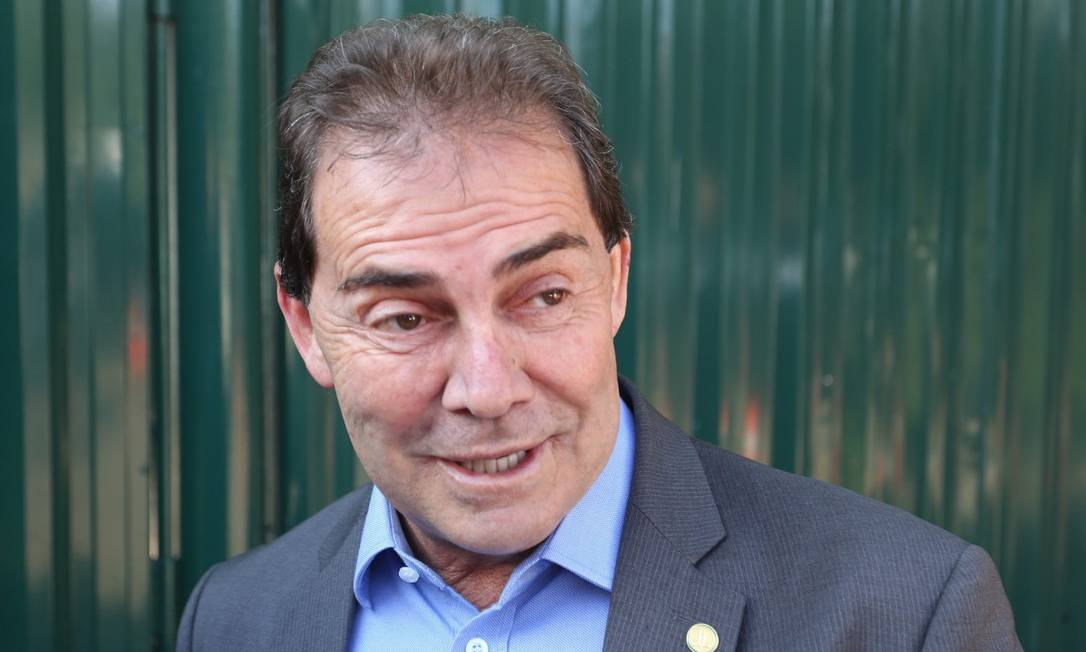 deputado Paulinho da Força (Solidariedade-SP) em close, falando e olhando para o lado, de roupa social
