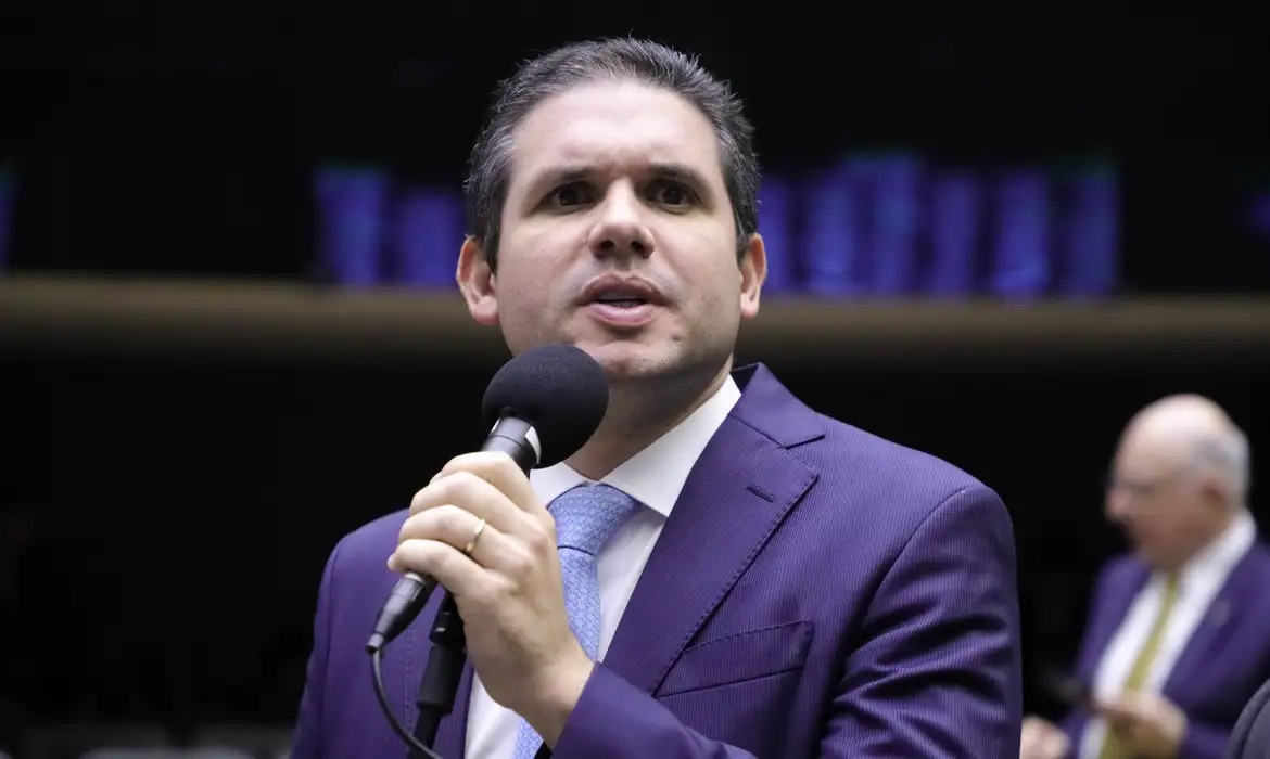 O presidente da Câmara dos Deputados, Hugo Motta (Republicanos-PB), sério, falando em microfone, sem olhar para a câmera
