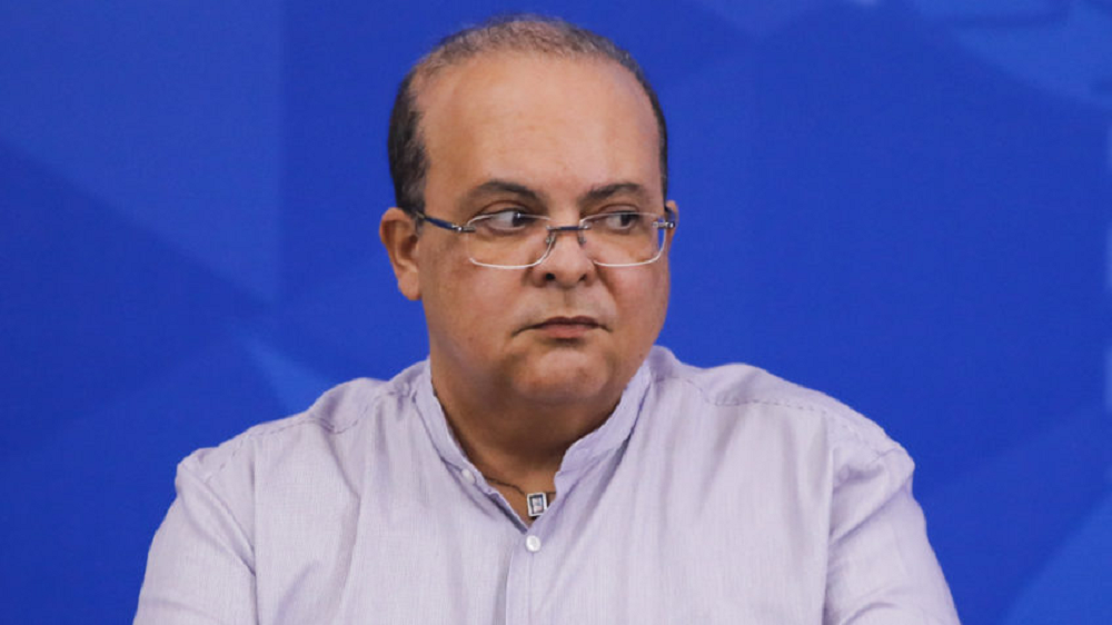 governador Ibaneis Rocha (MDB) de óculos, com camisa social clara, olhando para o lado com expressão desconfiada