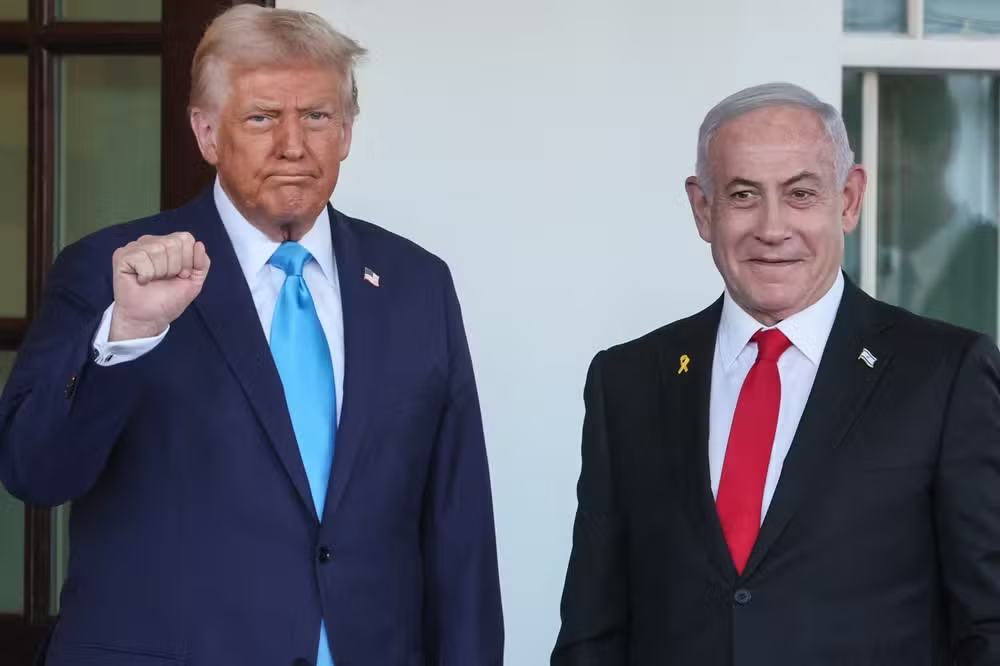 Donald Trump e o primeiro-ministro israelense, Benjamin Netanyahu posando para foto