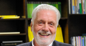 senador Jaques Wagner sorrindo para a câmera
