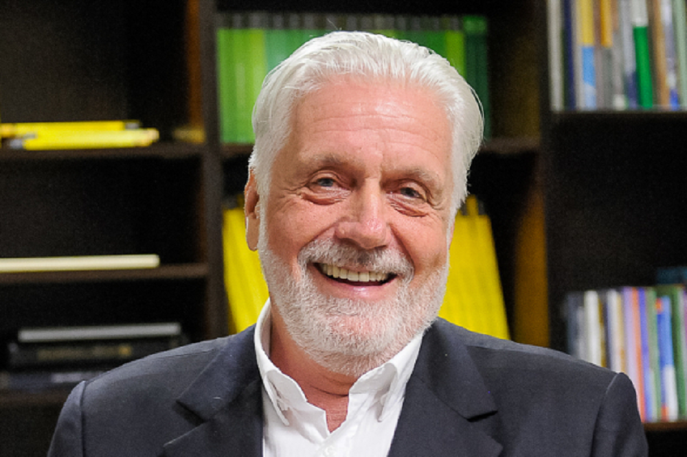 senador Jaques Wagner sorrindo para a câmera