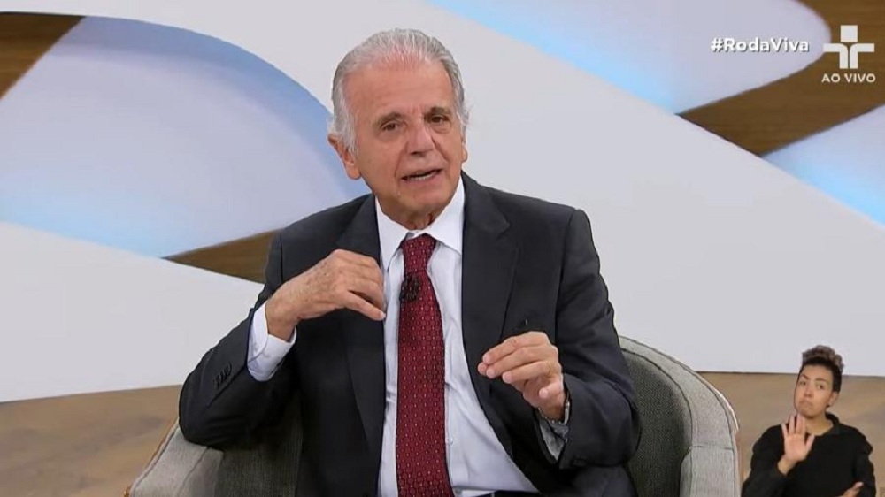 ministro da Defesa, José Múcio Monteiro, falando e gesticulando no Roda Viva