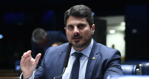 O senador Marcos do Val (Podemos-ES) falando em microfone e gesticulando