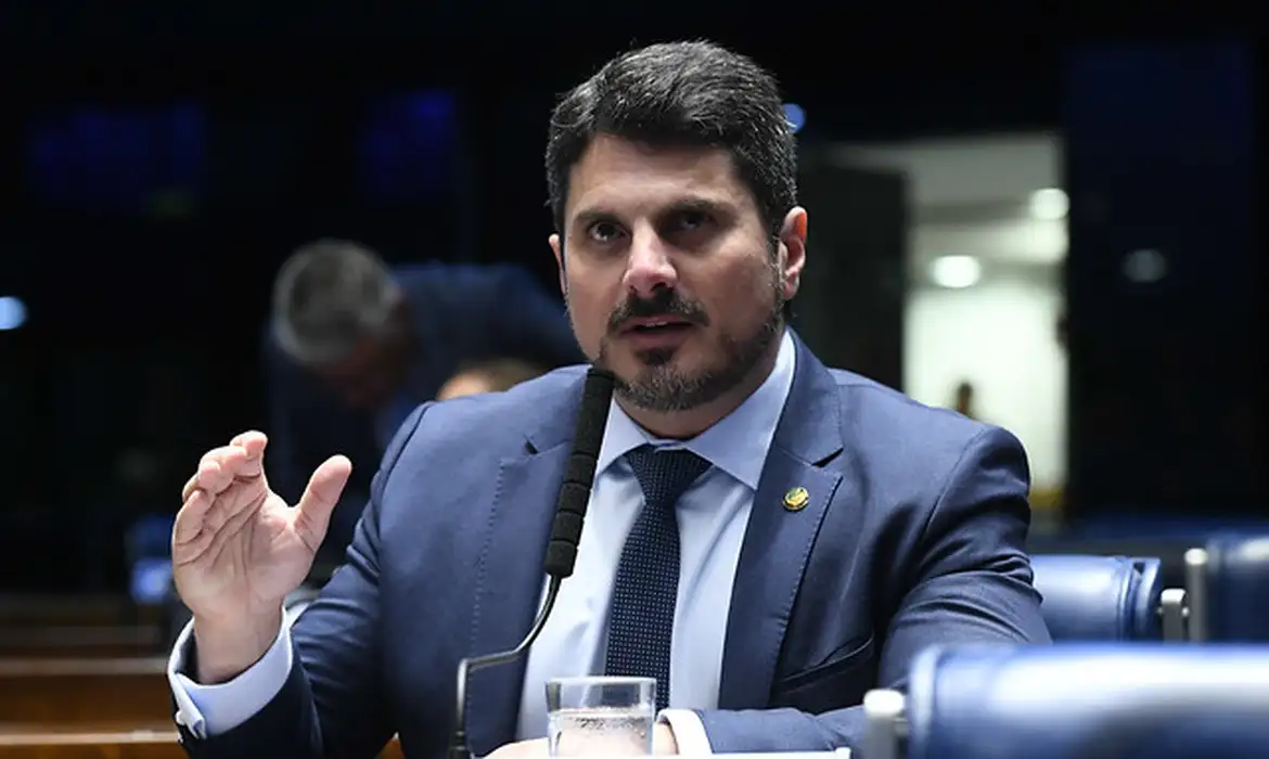 O senador Marcos do Val (Podemos-ES) falando em microfone e gesticulando