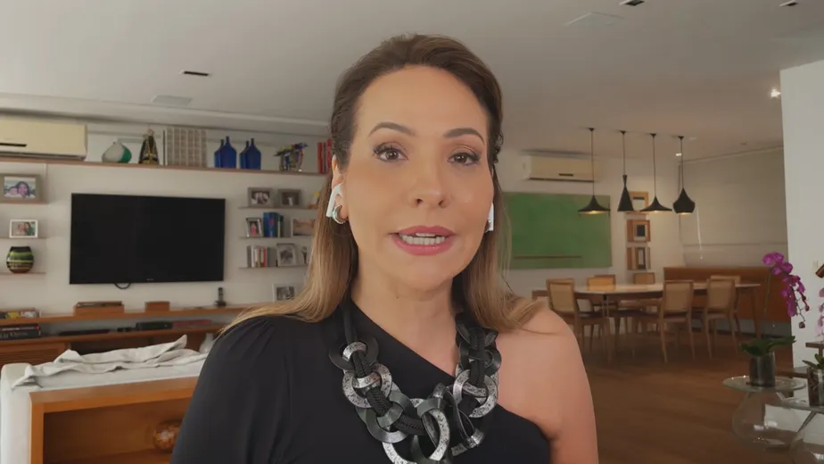 Maria Beltrão falando para a câmera, séria