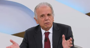ministro José Mucio sério, falando e gesticulando