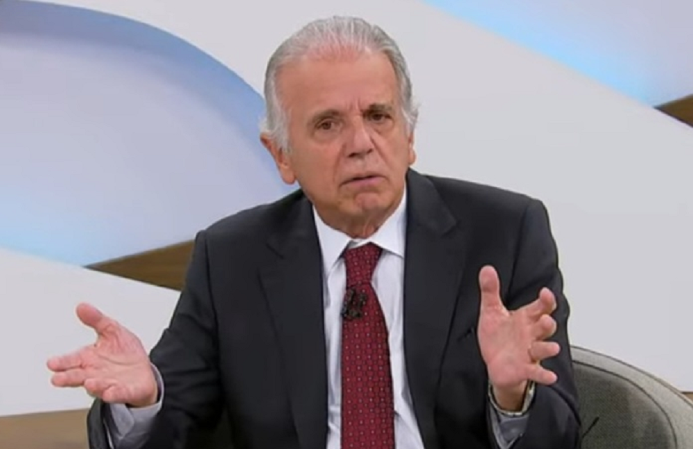 ministro José Mucio sério, falando e gesticulando