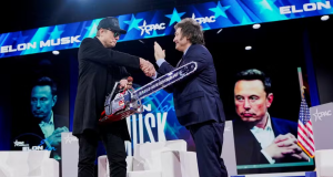 O presidente da Argentina, Javier Milei, entregando uma motosserra ao bilionário Elon Musk