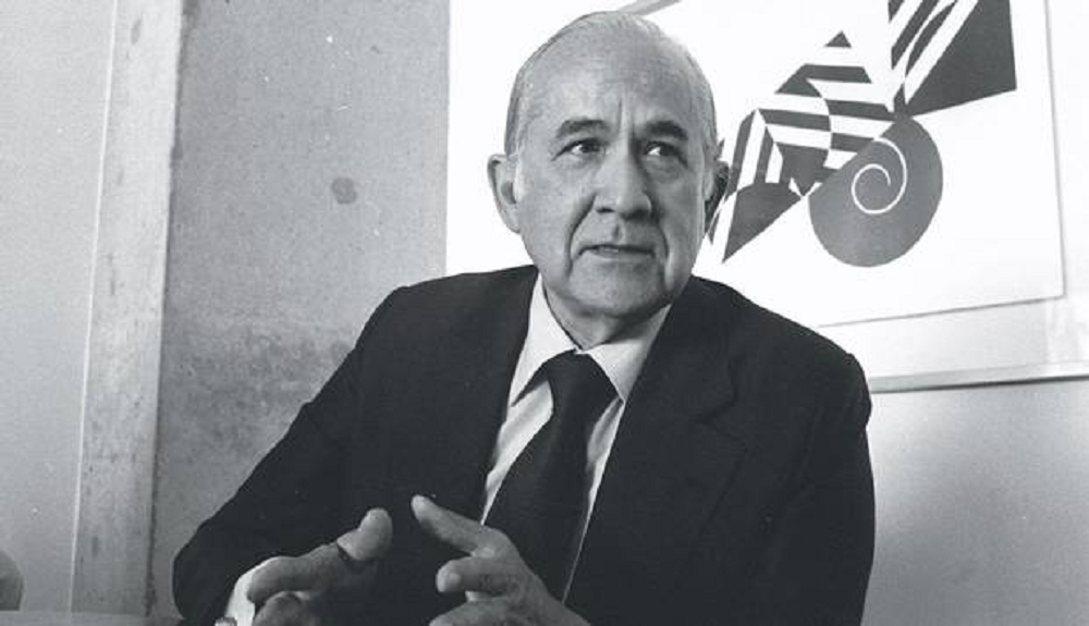 Hélio Beltrão em foto em preto e branco, falando e gesticulando