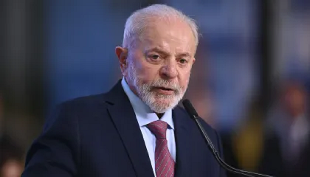 Lula falando em microfone, sério, sem olhar para a câmera