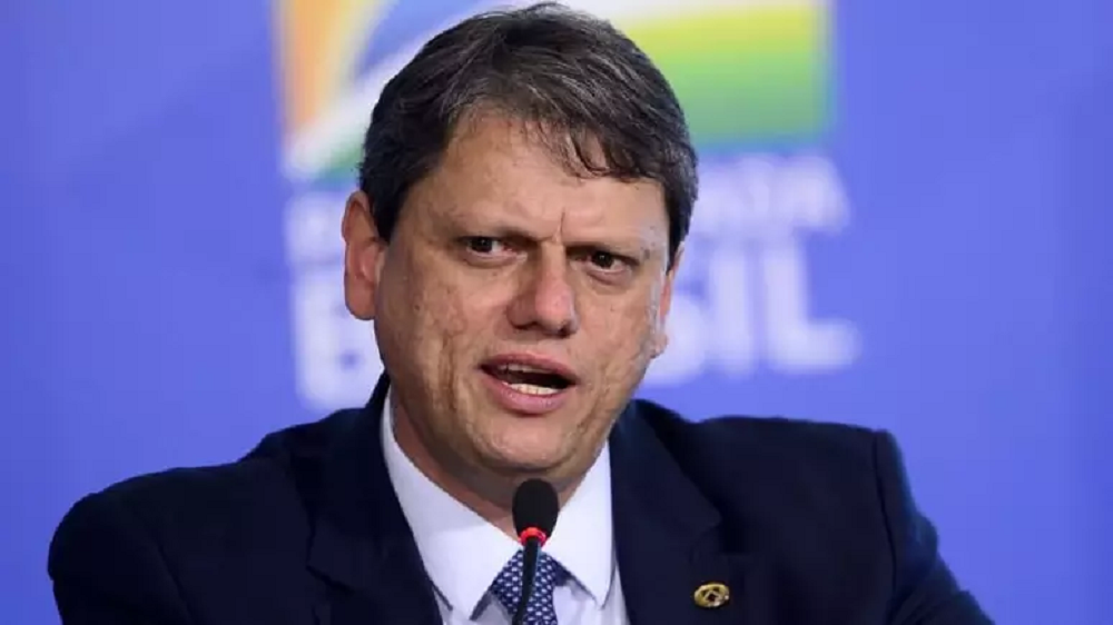 governador de São Paulo, Tarcísio de Freitas (Republicanos), com expressão pensativa, perto de microfone, sem olhar para a câmera