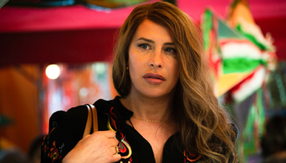 A atriz espanhola Karla Sofía Gascón com expressão de tristeza em cena de Emilia Pérez
