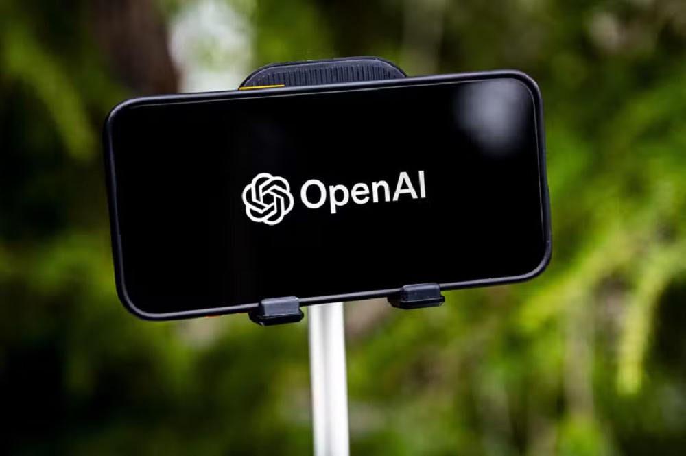 Celular com logo da OpenAI
