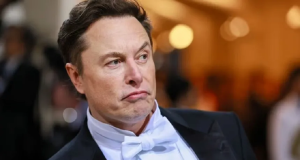 Elon Musk olhando para o lado com cara de bravo