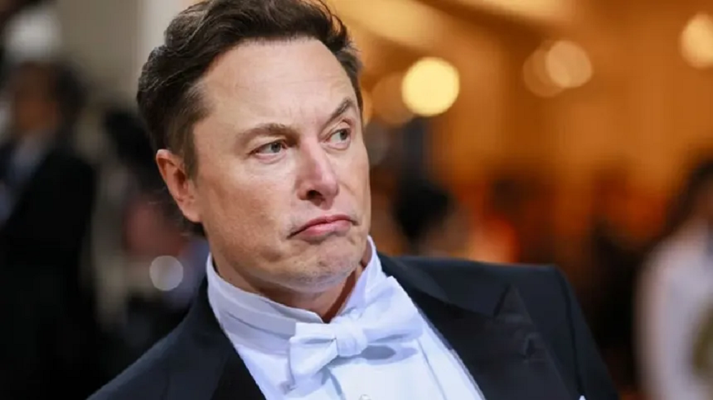 Elon Musk olhando para o lado com cara de bravo