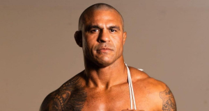 Vitor Belfort sem camisa, posando sério para foto