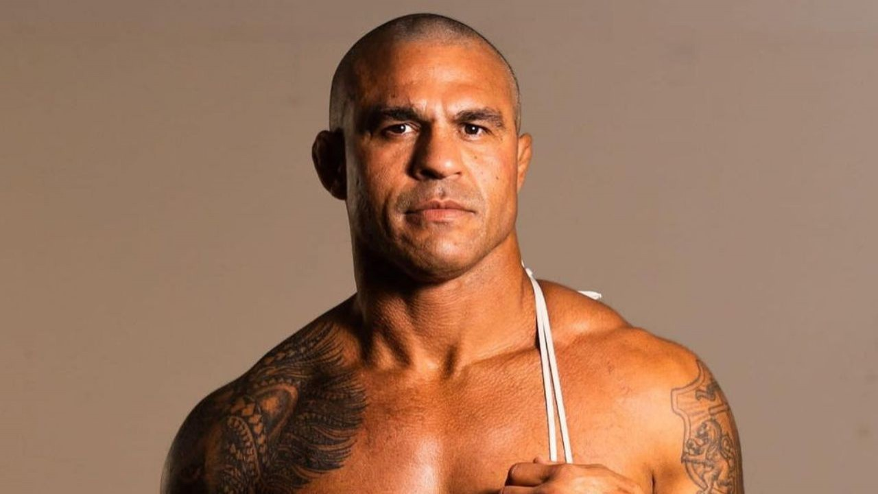 Vitor Belfort sem camisa, posando sério para foto