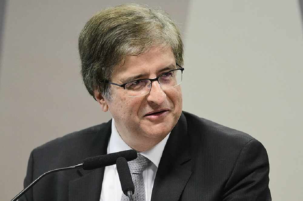 procurador-geral da República, Paulo Gonet, olhando para o lado, falando e rindo