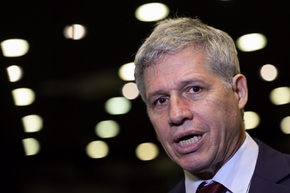 O ministro do Desenvolvimento Agrário, Paulo Teixeira, em close, falando, sério, sem olhar para a câmera