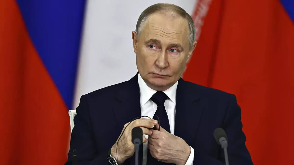 presidente russo, Vladimir Putin, com expressão pensativa, sério