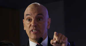 ministro Alexandre de Moraes sério, falando e apontando pra frente