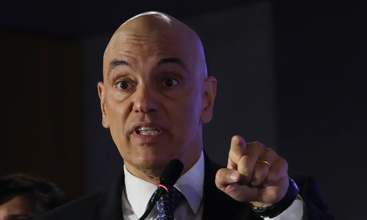 ministro Alexandre de Moraes sério, falando e apontando pra frente