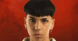 rapper Milo J sério, olhando pra câmera