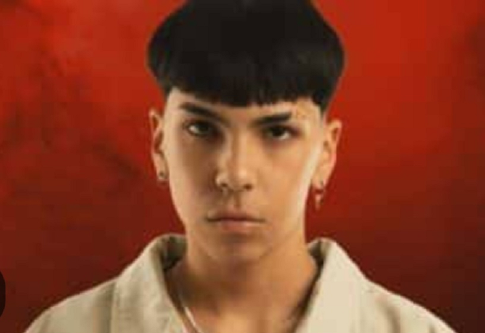rapper Milo J sério, olhando pra câmera