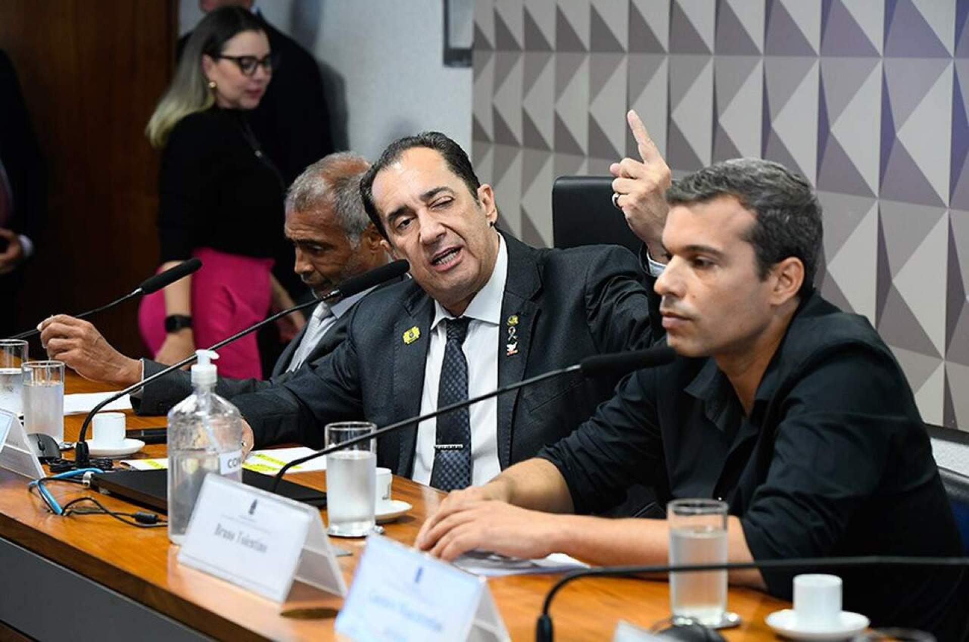 Bruno Tolentino, tio de Paquetá, em reunião da CPI das Apostas