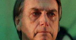 ex-presidente Jair Bolsonaro (PL) chorando, em close, sem olhar para a câmera