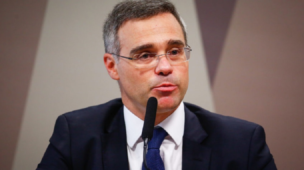 André Mendonça de óculos, sério, falando em microfone