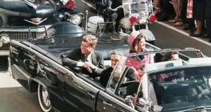 ex-presidente John F. Kennedy em carro